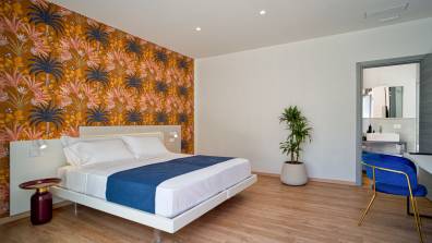 102 Superior - Ella Suites & Apartments 